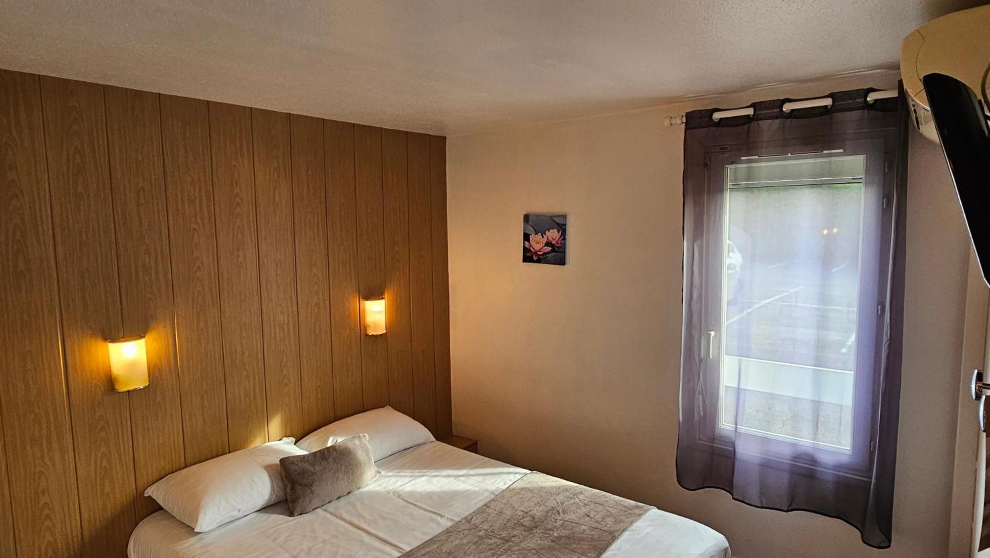 Brit Hotel Essentiel Pau レスカー エクステリア 写真
