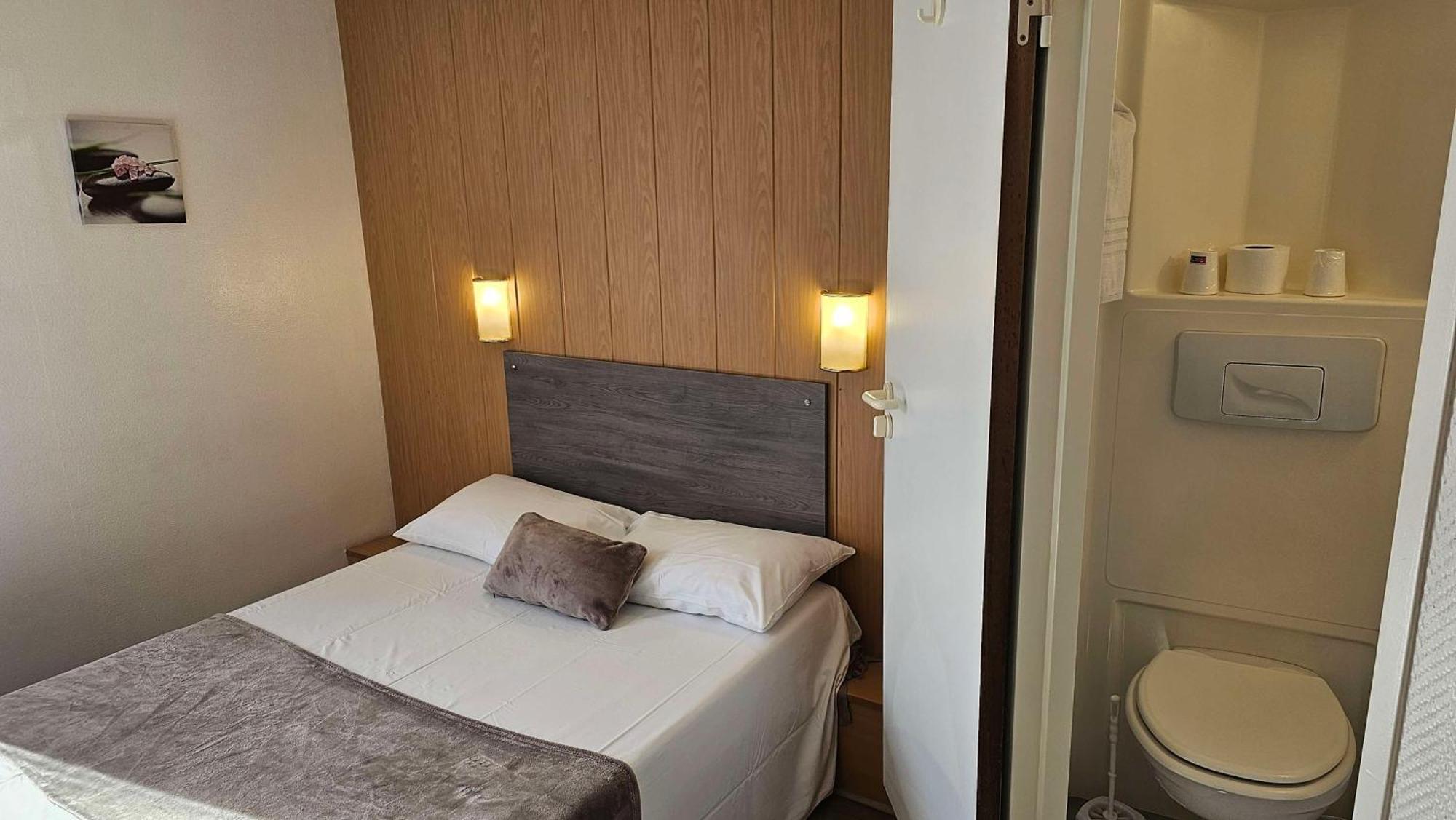 Brit Hotel Essentiel Pau レスカー エクステリア 写真
