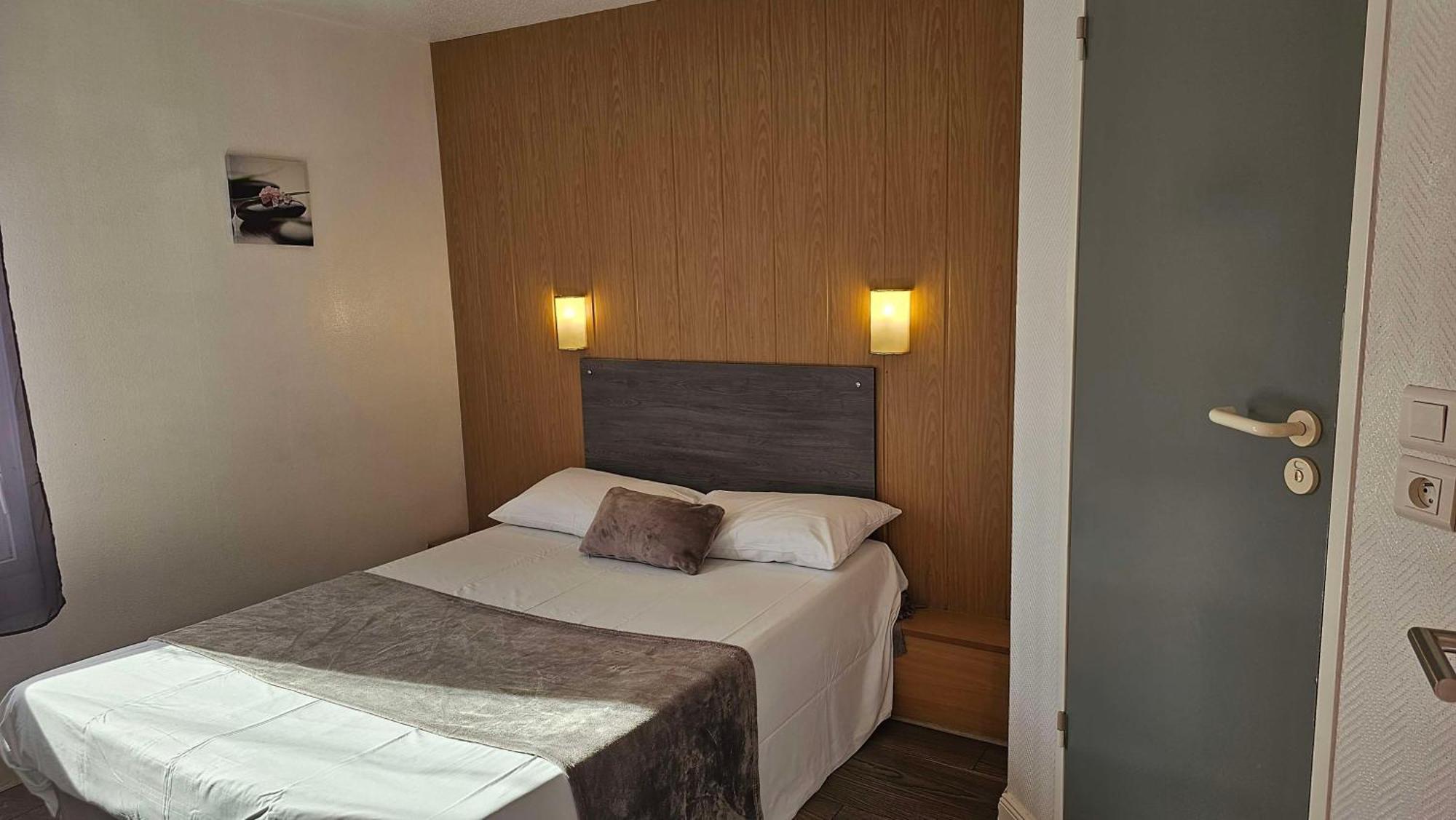 Brit Hotel Essentiel Pau レスカー エクステリア 写真